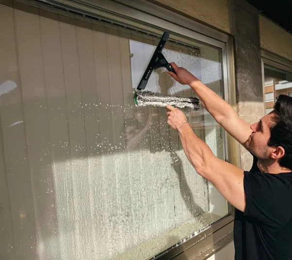 Streifenfreie Fenster- und Glasflächenreinigung